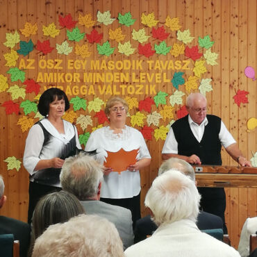 A Petőfi Utcai Idősek Klub tagjai citerás énekes előadással készültek a megnyitóra.