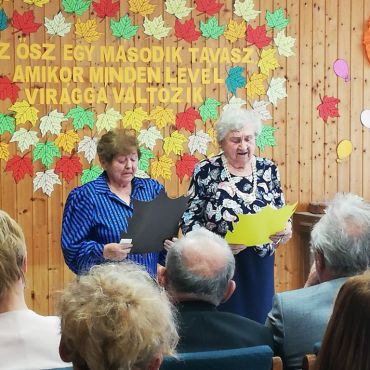 A Szigetvári Idősek Klubja két dalos pacsirtája elénekelte a nyugdíjas indulót. A Szigetvári Idősek Klubja két dalos pacsirtája elénekelte a nyugdíjas indulót.