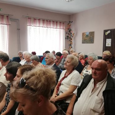 Érdeklődéssel nézték a műsort a meghívott klubtagok és vendégek. Érdeklődéssel nézték a műsort a meghívott klubtagok és vendégek.