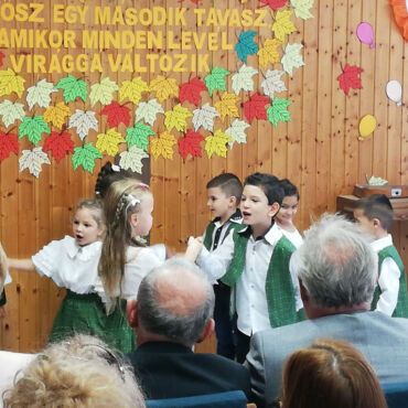 A Szigetvári utcai óvodások énekes műsorral és kedves ajándékkal készültek az időseknek.