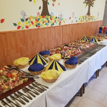 A rendezvénysorozat megnyitójára állófogadással kedveskedtünk a meghívottaknak. A rendezvénysorozat megnyitójára állófogadással kedveskedtünk a meghívottaknak.